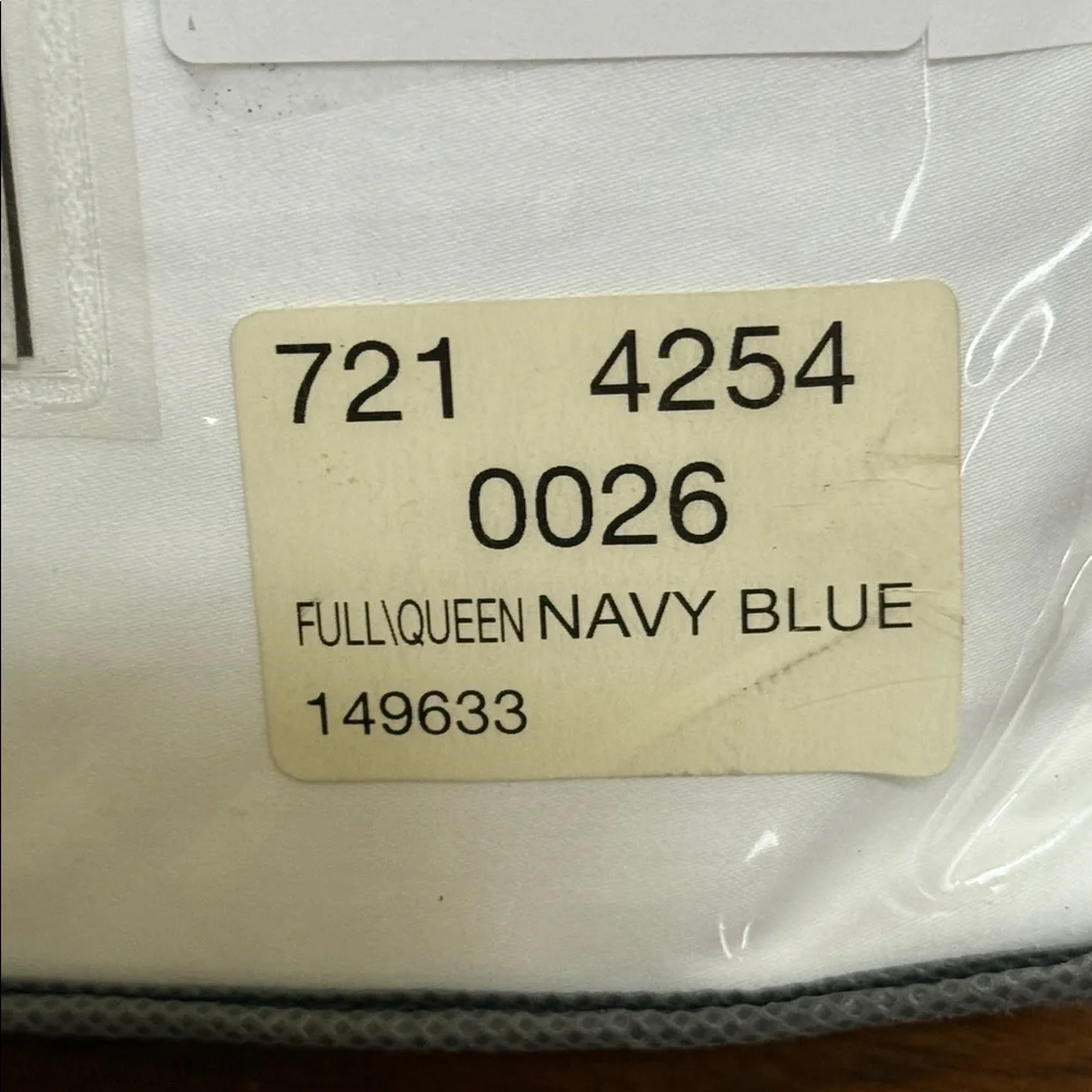 Fieldcrest Duvet Set- White with Navy Striped Border. Size Full/Queen.